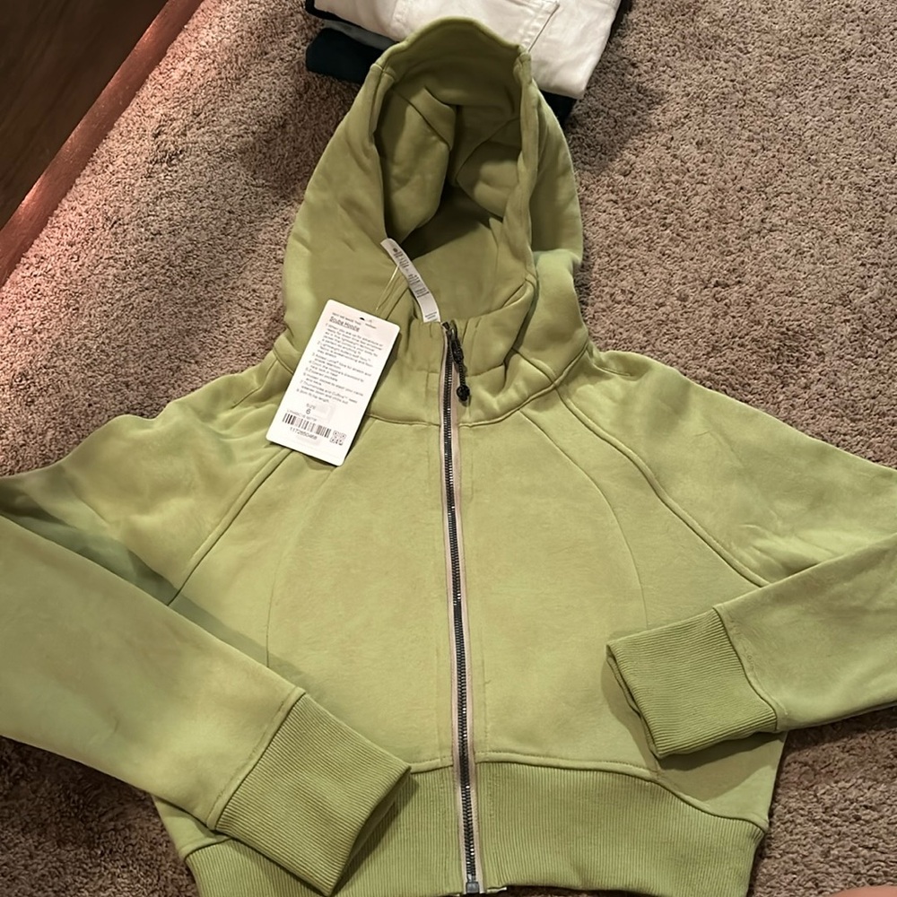 Cropped green hoodie